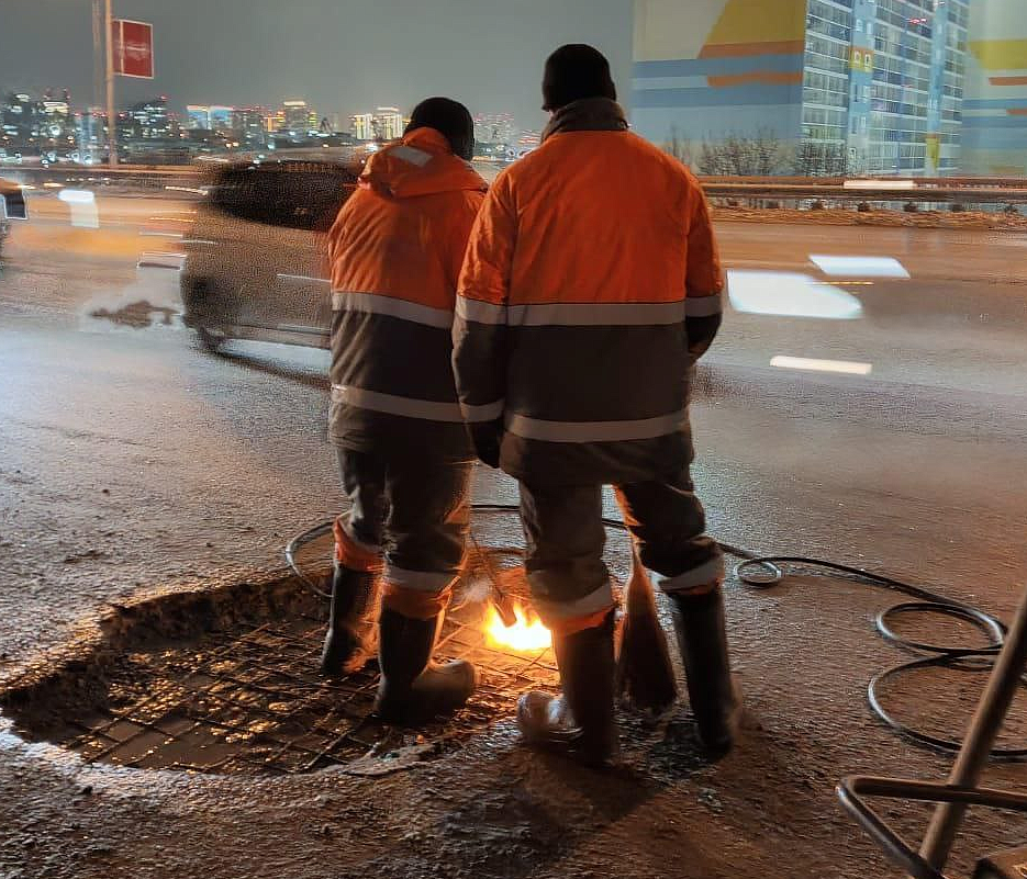 Пробивавшую колёса яму залили асфальтом на Димитровском мосту