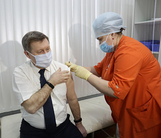 Мэр Новосибирска сделал первую прививку от коронавируса