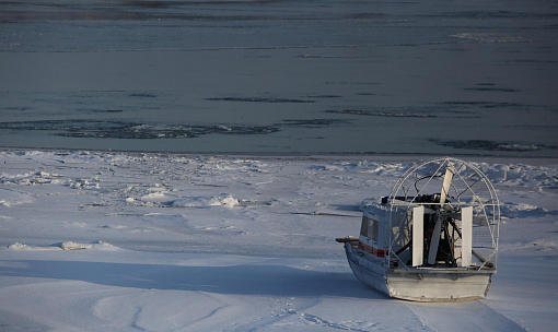 64-летний рыбак на снегоходе провалился под лёд Бердского залива