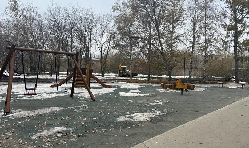 Деревянный игровой городок появился в сквере Сибиряков-Гвардейцев