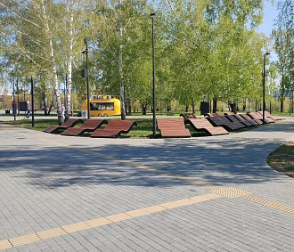 Летние душевые и шезлонги установили в новом парке «Арена»