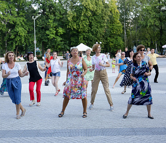 Город танцует: в новосибирских парках дадут уроки вальса