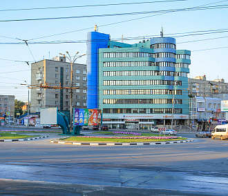 Облака из серых спирей украсили транспортные развязки в Новосибирске