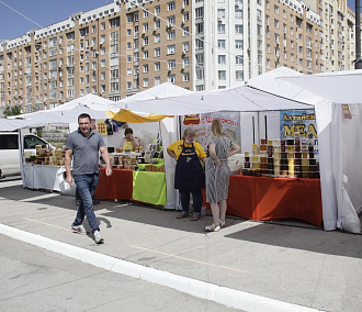 Ярмарку мёда открыли на площади Пименова — от покупателей нет отбоя