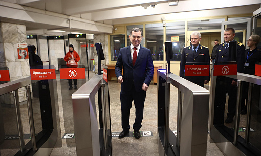 Мэр Кудрявцев опробовал оплату по биометрии в новосибирском метро