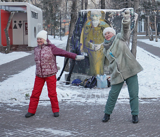 Зимняя зарядка: новосибирцы растянули позвоночник в Первомайском сквере