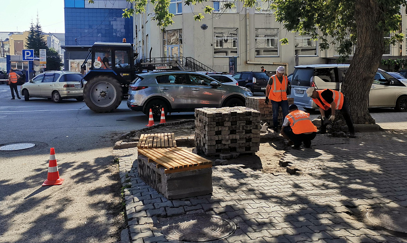Старую плитку сняли с тротуара на улице Советской