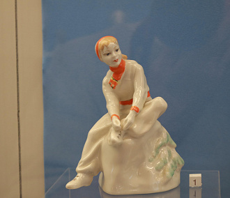 «Фарфор страны Советов» и «Дары недр»: список экскурсий в Декаду пожилых