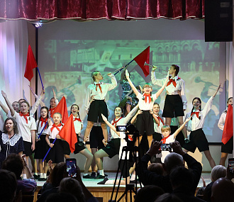 Семейный театр ReDis: зачем мамы и папы выходят на сцену вместе с детьми