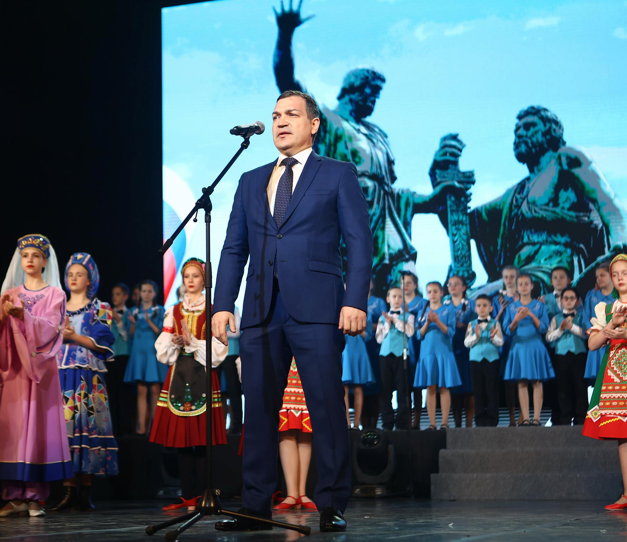 Мэр Кудрявцев поздравляет новосибирцев с Днём народного единства