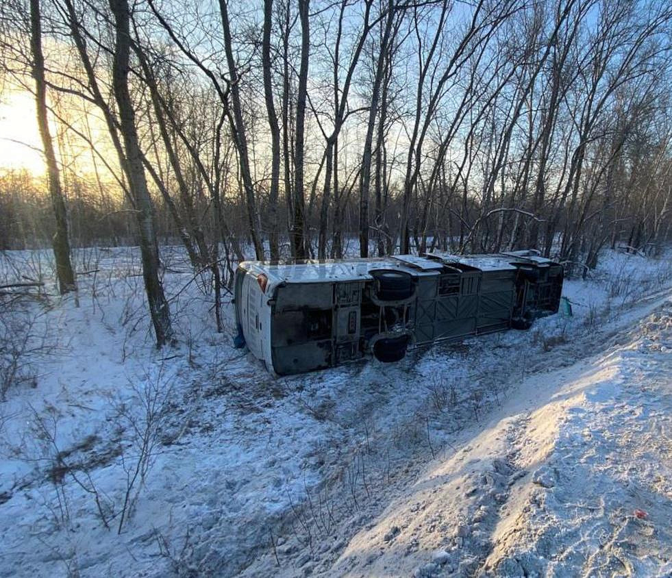 Грузовик опрокинул автобус с 43 пассажирами на Ордынской трассе