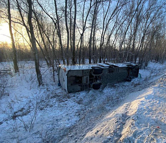 Грузовик опрокинул автобус с 43 пассажирами на Ордынской трассе