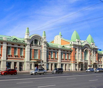 Со здания краеведческого музея на Красном проспекте собьют штукатурку