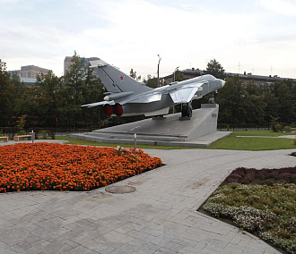 Сквер выпускников НГТУ разбили вокруг бомбардировщика Су-24