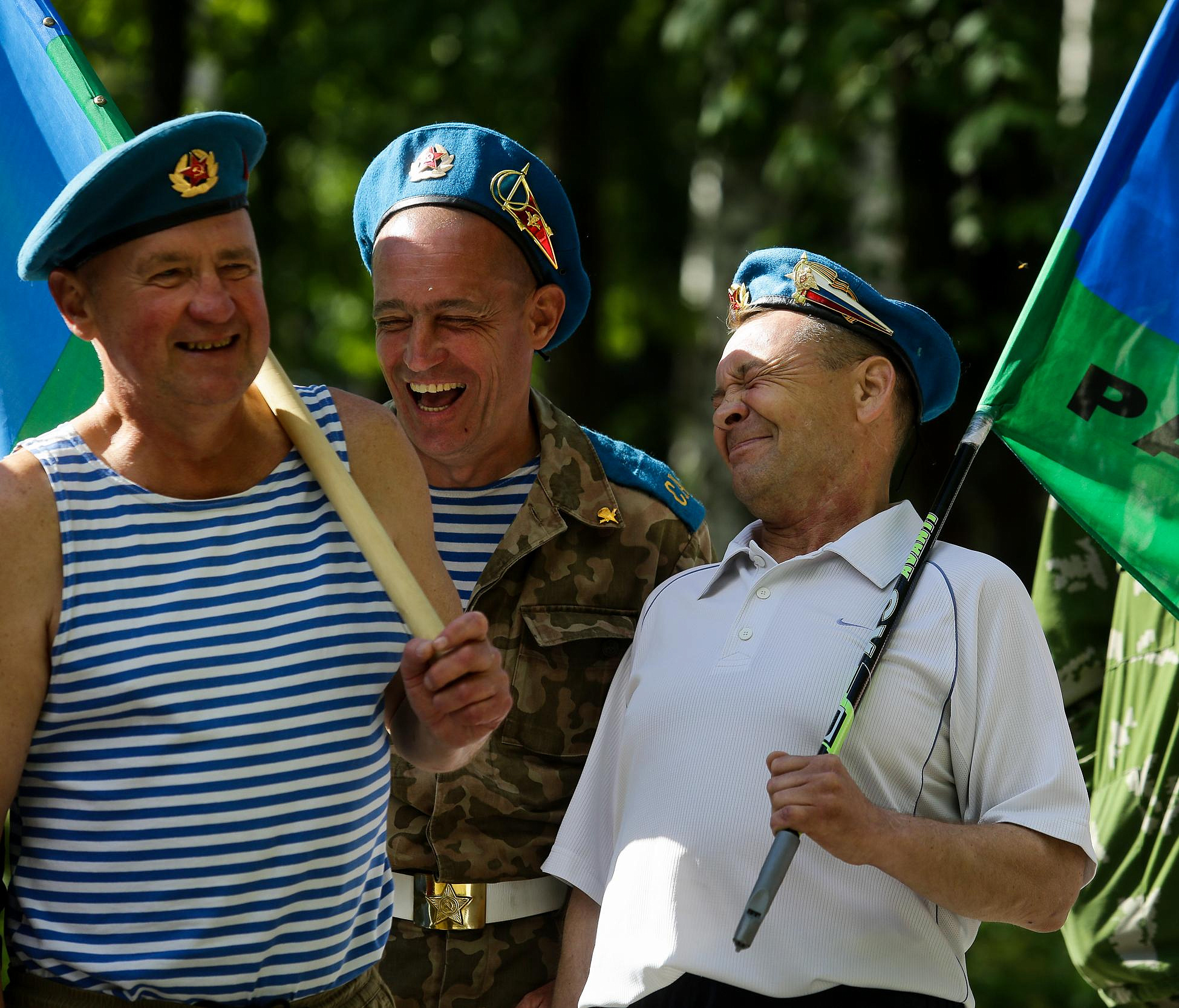Десантники в тельняшках скромно отмечают День ВДВ в Новосибирске
