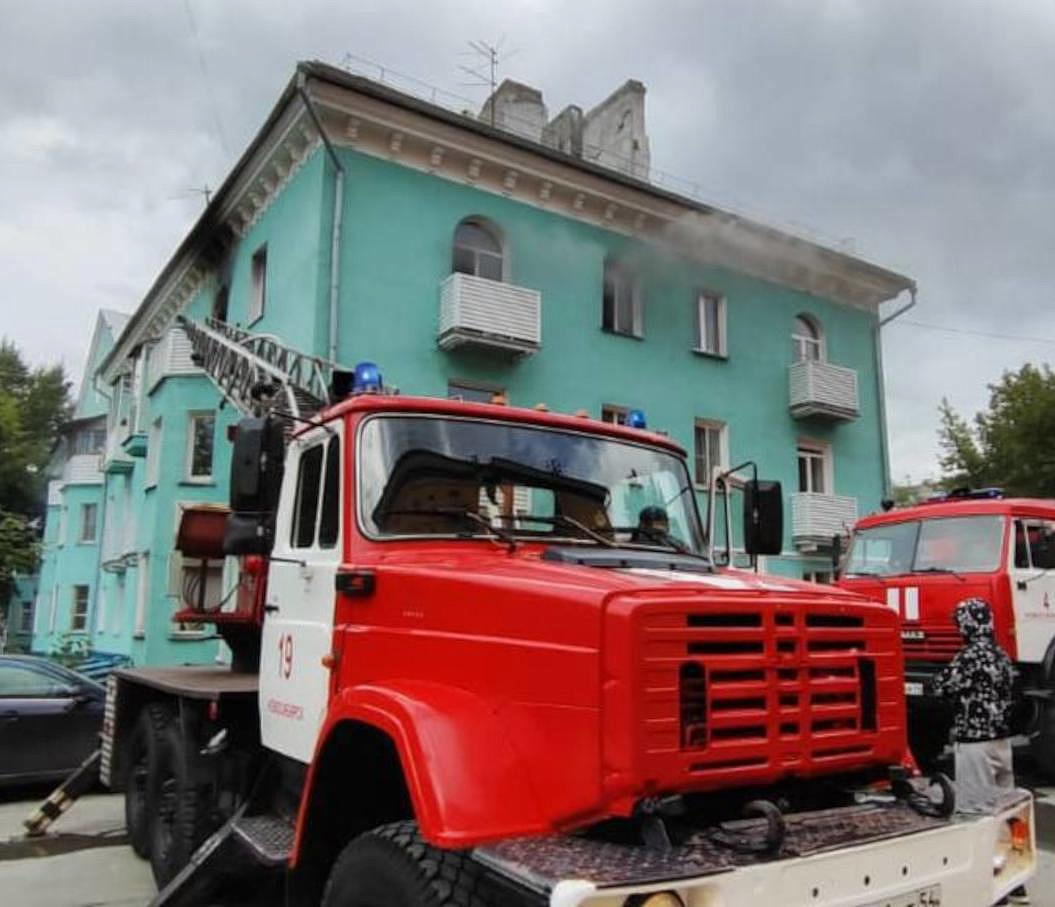 Двух человек эвакуировали из пожара на Учительской в Новосибирске