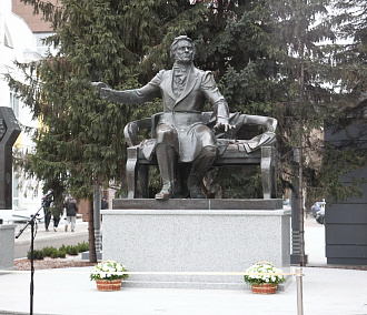 Мэр Кудрявцев открыл обновлённый памятник Глинке и Аллею связистов