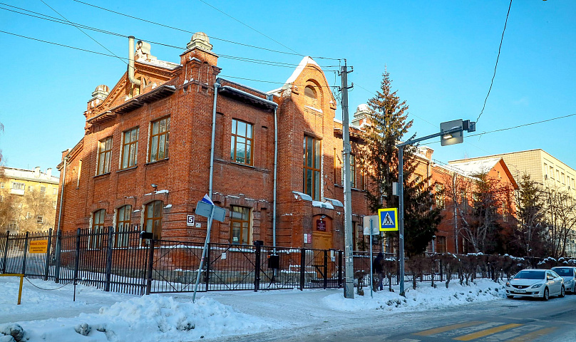 Старейшую школу Новосибирска закрыли из-за трещин в стенах