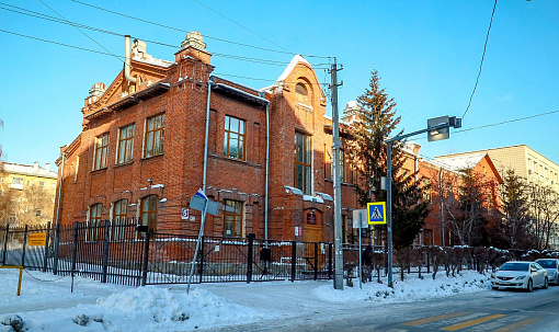 Старейшую школу Новосибирска закрыли из-за трещин в пристройке