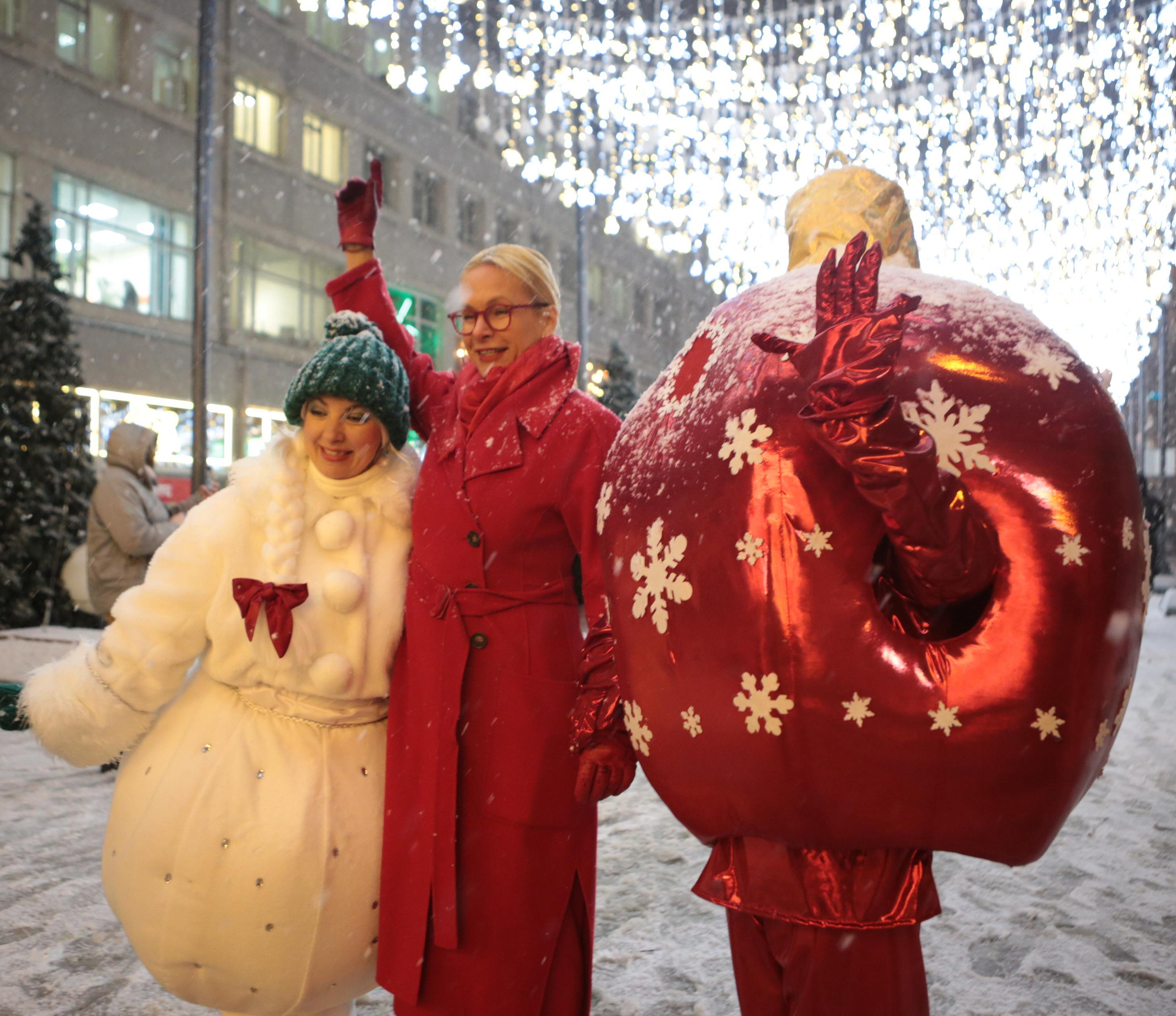 Подарки пообещали новосибирцам за фото с гигантскими ёлочными игрушками
