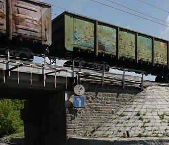 Поезд с 44 вагонами щебня столкнулся с электровозом в Новосибирске