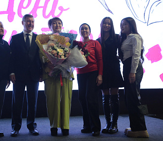 Мэр Новосибирска поздравил 13 многодетных семей с Днём матери
