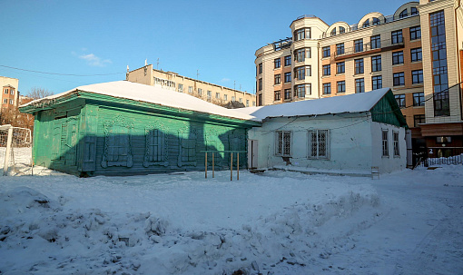 Деревянный дом директора у школы №3 на Октябрьской снесут под новый корпус