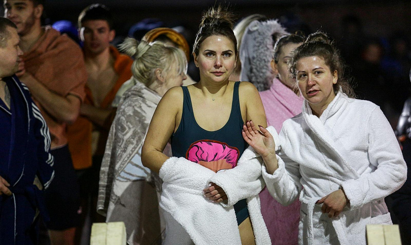 Две тысячи новосибирцев искупались в прорубях в крещенскую ночь