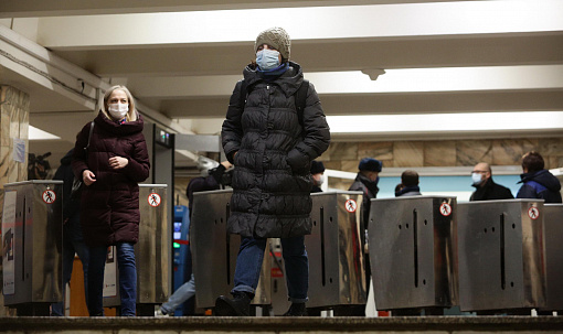 Троих безмасочников поймали в метро Новосибирска в утренний час пик