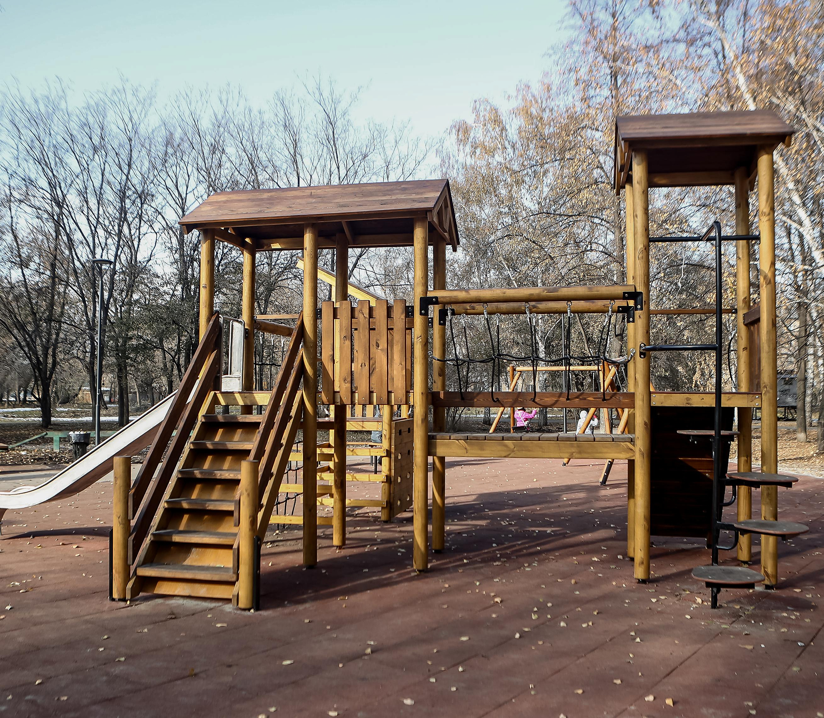 Деревянный игровой городок появился в сквере Сибиряков-Гвардейцев