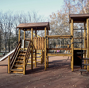 Деревянный игровой городок появился в сквере Сибиряков-Гвардейцев