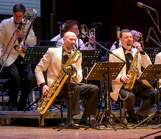 «Катюшу» в джазовой аранжировке сыграл новосибирцам оркестр Лундстрема