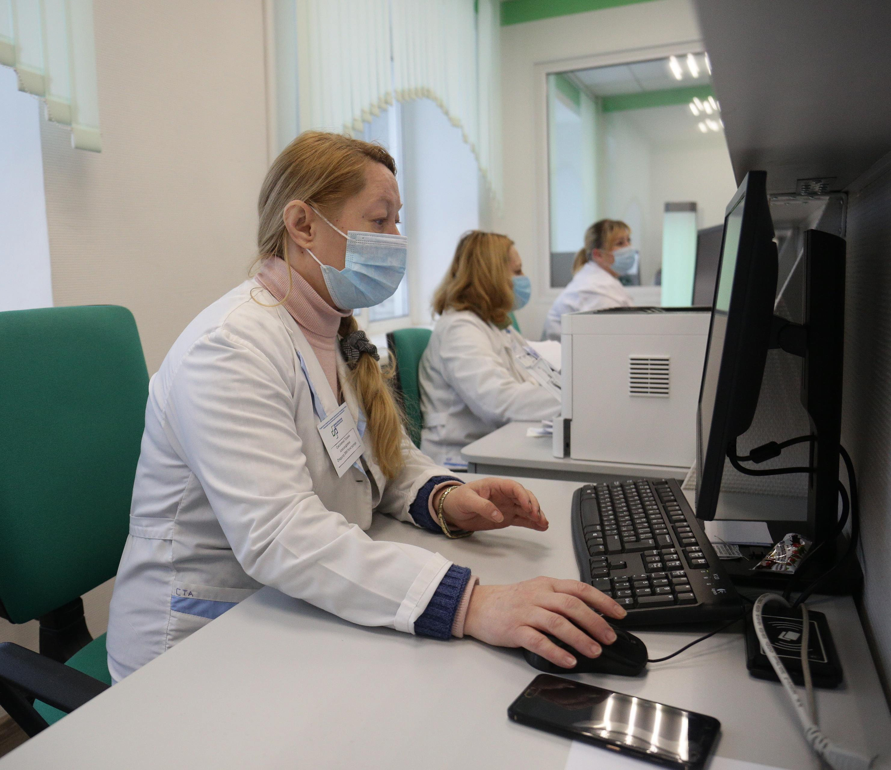 Робот Николай стал записывать новосибирцев к врачу через MAX