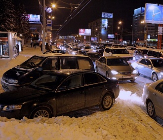 Уберите машины: дорожники не могут добраться до снега на обочинах