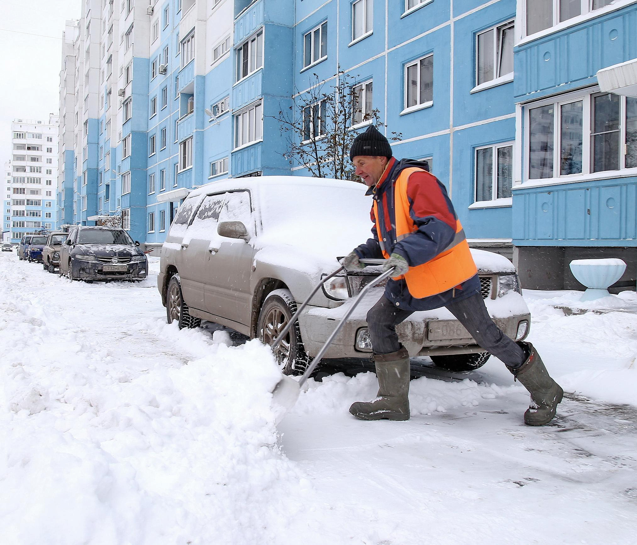 В снегопады — с пяти утра: как работают новосибирские дворники