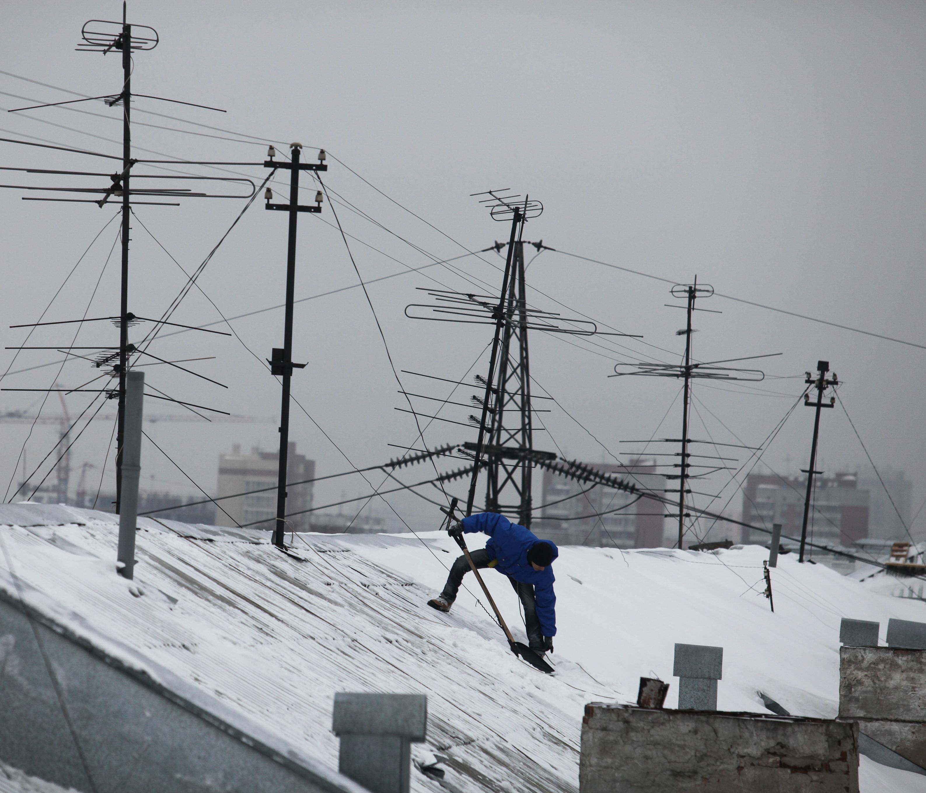 Больше 90% скатных кровель в Новосибирске очищены от снега и наледи