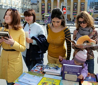 Кто хуже, Мураками или Пелевин — выяснят на «Новой книге» в Новосибирске