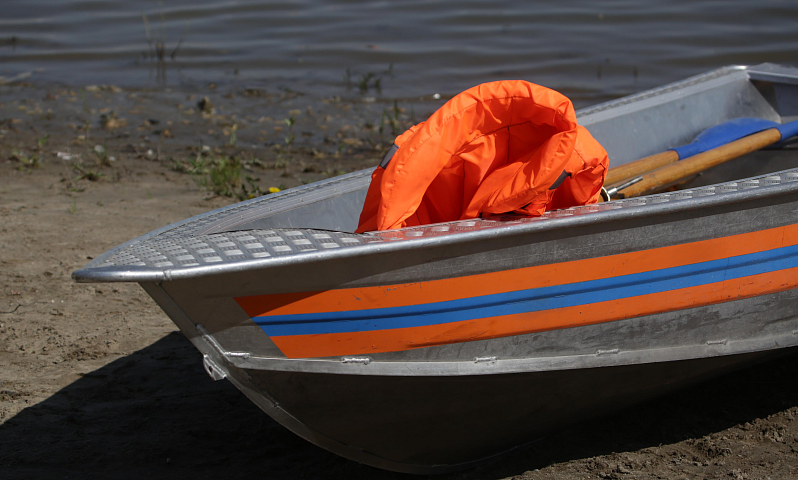 Под Новосибирском моторка перевернулась на Оби — двоих рыбаков ищут