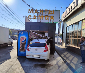 Hyundai врезался в киоск с мантами и самсой в Новосибирске