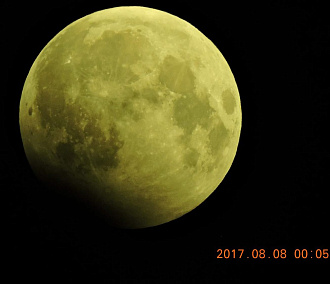 Луна цвета хаки взошла над Новосибирском
