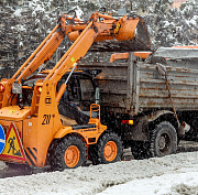 Снег на восстановленных газонах Дзержинки убирают особенно аккуратно