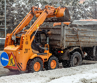 Снег на восстановленных газонах Дзержинки убирают особенно аккуратно