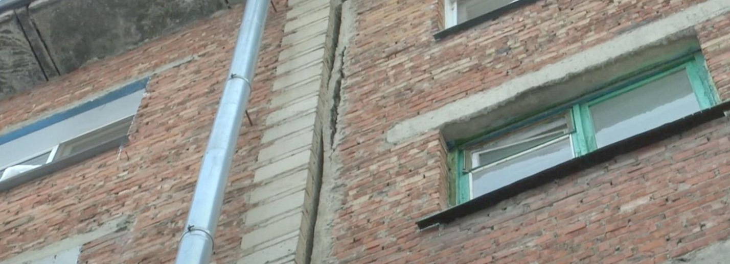 Новосибирск трещина. Дом с трещинами Новосибирск. В Новосибирске треснула пятиэтажка. Дом из теплоблока трещины. Треснувшая стена.