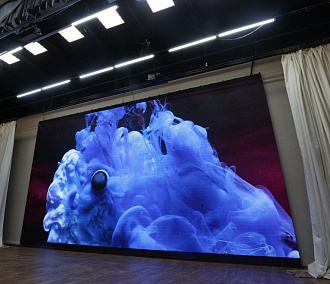 Актовый зал с большим экраном открыли в центре «Юниор» в Новосибирске