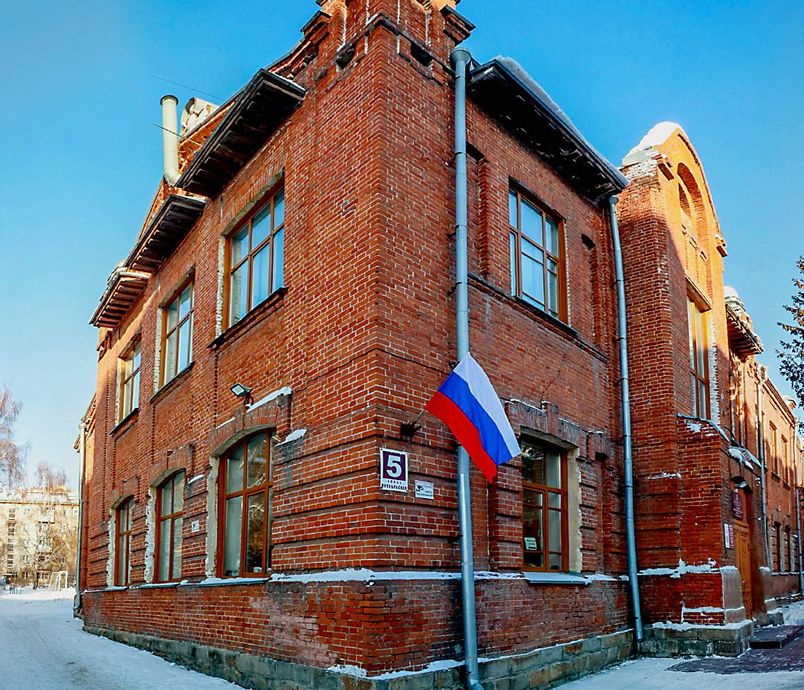 «Так среди высоток и стоит наша крепость»: репортаж из старейшей школы