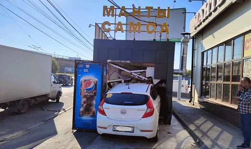 Hyundai врезался в киоск с мантами и самсой в Новосибирске
