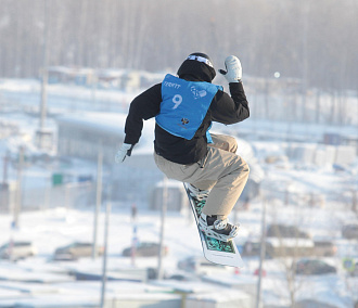 Биг-эйр: как сноубордисты покоряют трамплин и мороз в Новосибирске