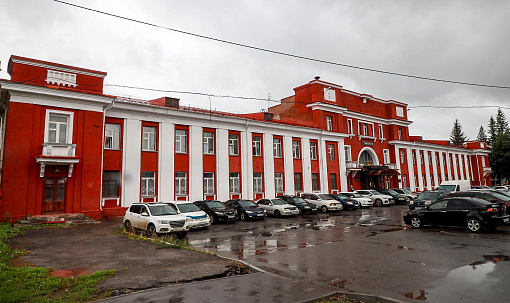 Насыщенно-красным стал фасад проходной оловокомбината на улице Мира: фото