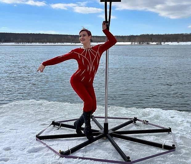 Новосибирская гимнастка эффектно станцевала на проплывающей по Оби льдине