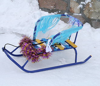 Блестящая буря: новосибирцы украсили санки для новогоднего конкурса